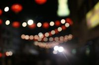 Strings van straatlantaarns in bokeh.