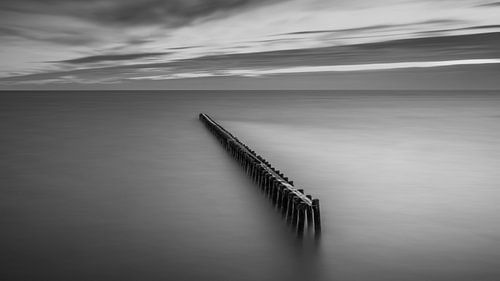 Golfbrekers in het IJsselmeer in Zwart Wit