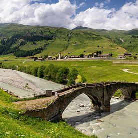 Monumentale Steinbrücke über den Hinterrhein in der Schweiz von John Stuij