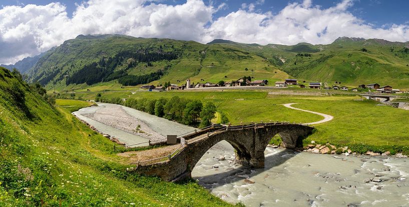 Monumentale Steinbrücke über den Hinterrhein in der Schweiz von John Stuij