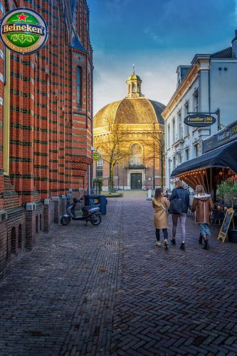 Koepel kerk in Arnhem met mensen en winkelstraat