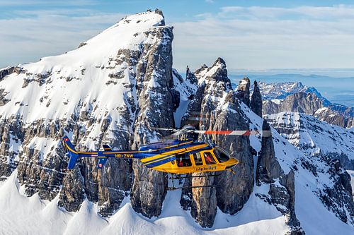 Bell 407 vliegend boven de Zwitserse Alpen
