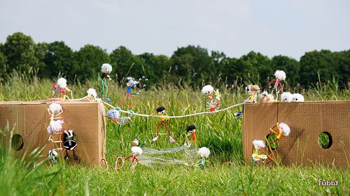 Koorddansende Fubby Poppetjes die balanseren over een touw.