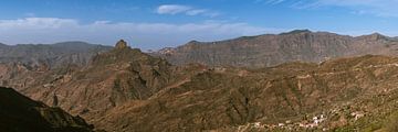 Panoramisch uitzicht op Roque Bentayga en Artenara van Peter Baier
