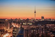 Le ciel de Berlin lors d'une soirée d'hiver à Friedrichshain par Jean Claude Castor Aperçu