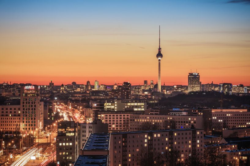 Berlin Skyline an einem Winterabend im Friedrichshain von Jean Claude Castor