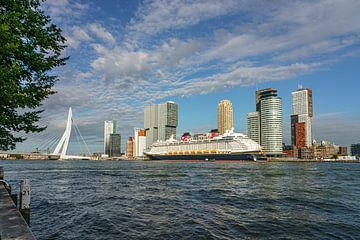 Cruiseschip Disney Dream in Rotterdam.