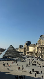 La Pyramide du Louvre à Paris sous un ciel bleu sur MADK
