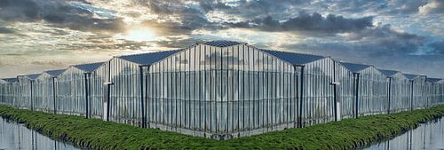 Panorama van een oude kasgevel met een dreigende lucht