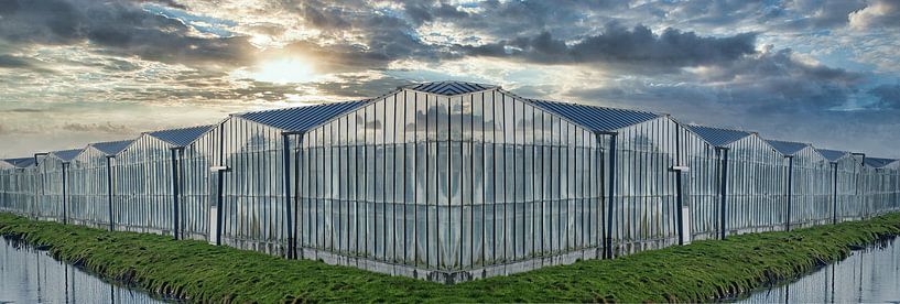 Panorama d'une ancienne façade de serre avec un ciel menaçant par Gert van Santen