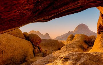Spitzkoppe in Namibië bij zonsondergang van Elsemiek Deug