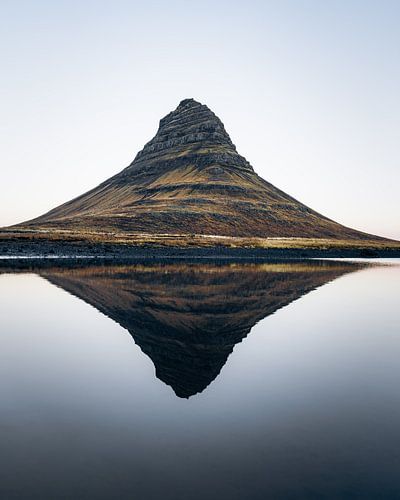 Kirkjufell spiegelt sich im stillen Wasser - Island
