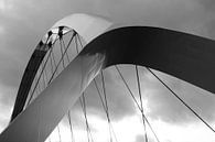 Detail der Brücke "Crossing"in schwarz-weiß von Anne Ponsen Miniaturansicht