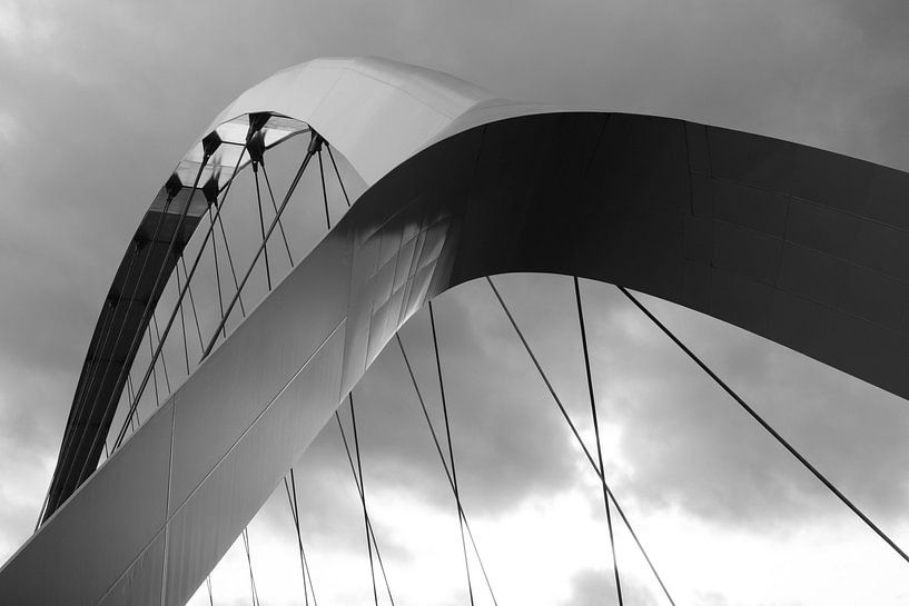 Detail der Brücke "Crossing"in schwarz-weiß von Anne Ponsen