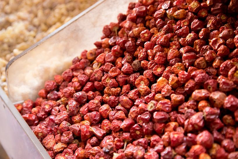 kruiden, rode besjes op de markt in dubai van Karijn | Fine art Natuur en Reis Fotografie