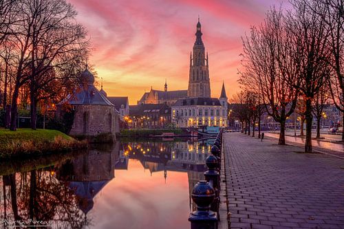 Un coucher de soleil unique et coloré à Breda (NL)