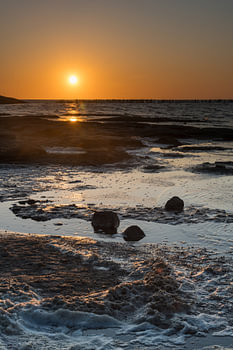 Coucher de soleil dans le stand de Portrait sur la côte des Wadden frisons Wierum