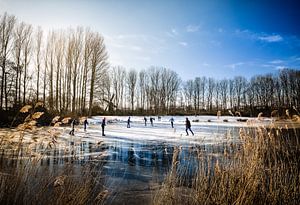 Winterpret op de ijsbaan, heerlijk schaatsen hollands winterlandschap, schaatsers van Terschelling in beeld