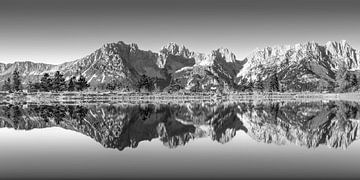 Alpenpanorama van de Wilder Kaiser in Tirol in zwart-wit. van Manfred Voss, Schwarz-weiss Fotografie