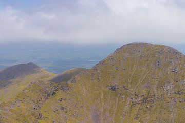 View from Carrauntoohil of Carrantuohill (Iers-Gaelisch: Corrán Tuathail) Ierland van Marcel Kerdijk