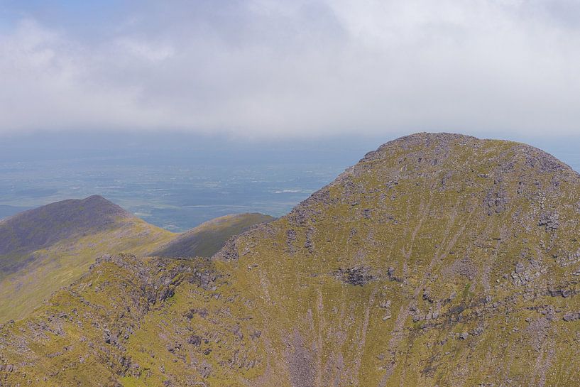 Blick von Carrauntoohil auf Carrantuohill (Irisch-Gälisch: Corrán Tuathail) Irland von Marcel Kerdijk