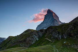 Sanftes Bergglühen und eine pastellfarbene Rauchfahne am Matterhorn in Zermatt Walliser Alpen von Martin Steiner