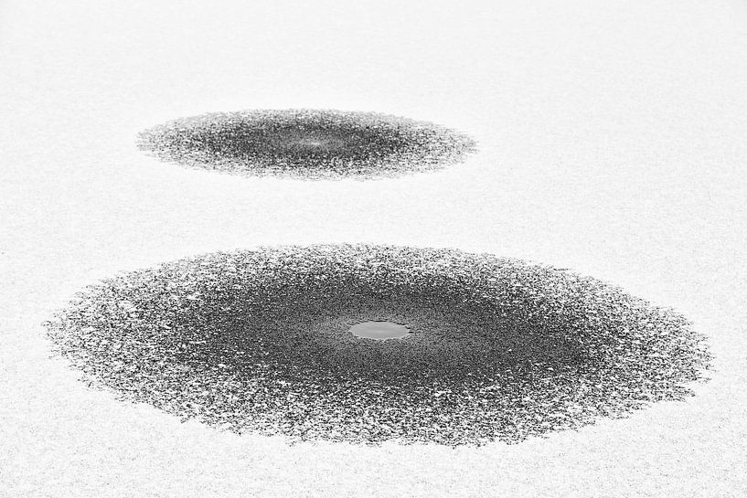 Deux cercles dans la glace avec une couche de neige (noir et blanc) sur Tot Kijk Fotografie: natuur aan de muur