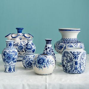 Stillife de lumière naturelle et vieux vases à couvercle bleu Delft hollandais