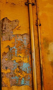 Mur écaillé & tuyaux – ocre avec patine turquoise | art de texture industrielle