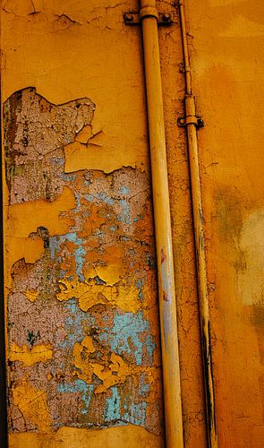 Afschilferende muur & pijpen – oker met turquoise patina | industriële textuurkunst