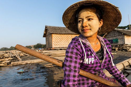 Mädchen arbeitet mit der Fähre auf dem Fluss in Mandalay. An verschiedenen Stellen in Mandelay sollt