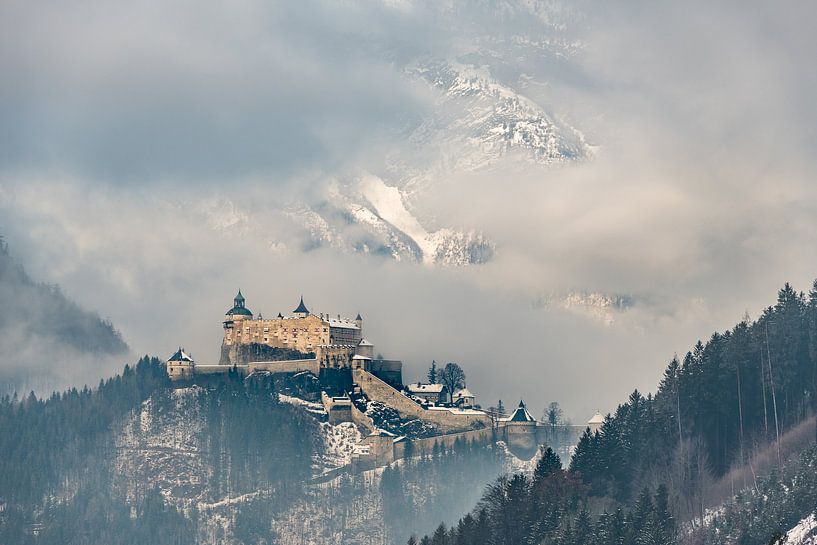 Château de Hohenwerfen dans le brouillard d'hiver - Werfen, Autriche par Henk Verheyen