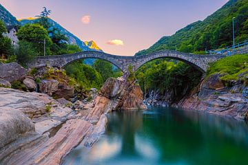 Zonsopkomst bij Ponte dei Salti, Zwitserland van Henk Meijer Photography