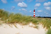 Zicht op de vuurtoren van Amrum vanuit de duinen