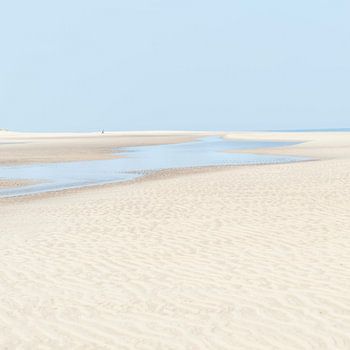 Einsamer Wanderer am Strand von Oostkapelle