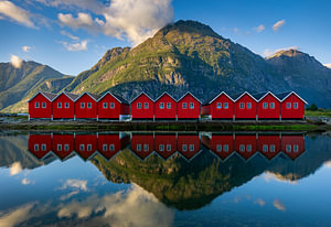 Chalets rouges au bord d'un fjord, Norvège