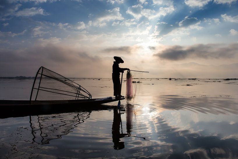 FISCHERS AT SUNRISE Vist AUF traditionelle Weg zum Inle See in Myanmar. Mit einem Korb wird der Fisc von Wout Kok