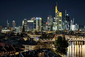 Ma(i)nhattan - de skyline van Frankfurt bij nacht