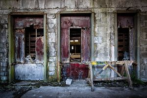 Die drei roten Türen in einer verlassenen Fabrik