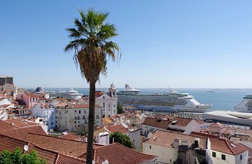 Lissabon: Uitzicht vanaf de Mirador Portas do Sol van Berthold Werner