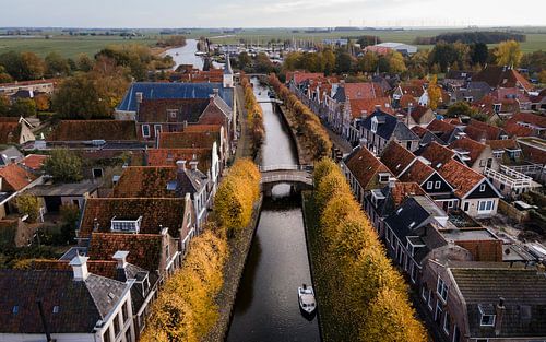 Herfstluchtfoto van Sloten, kleinste stad van Friesland