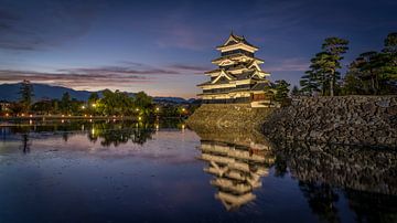 Matsumoto-jo bei Nacht: Licht, Spiegelung und zeitlose Schönheit