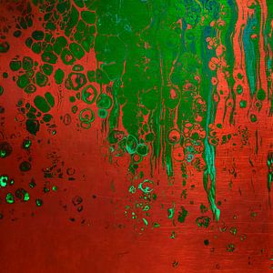 Modernes Kunstwerk in Grün auf rotem Kupfer. Serie: Gemischte Medien