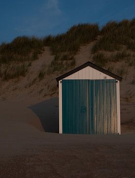 Kleurig zomer strandhuisje aan het strand van Cadzand