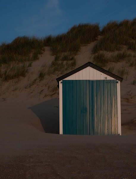 Buntes Sommer-Strandhaus am Strand von Cadzand von Michel Knikker