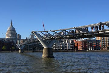 Londen's iconische Millennium Bridge van aidan moran