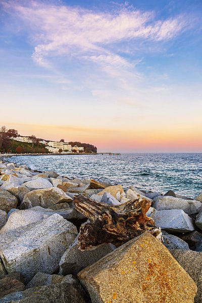 Promenade en pier in de herfst in de stad Sassnitz aan de van Rico Ködder
