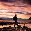 Vissen tijdens zonsondergang in het Sunndalsfjord, Noorwegen van Wouter Loeve