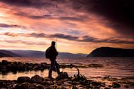 Fischen während des Sonnenuntergangs im Sunndalsfjord, Norwegen von Wouter Loeve Miniaturansicht