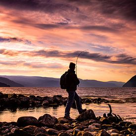 Fischen während des Sonnenuntergangs im Sunndalsfjord, Norwegen von Wouter Loeve